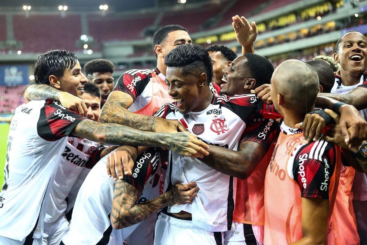 Em aniversário de 130 anos, Flamengo assume a liderança do Campeonato Brasileiro com goleada fora de casa