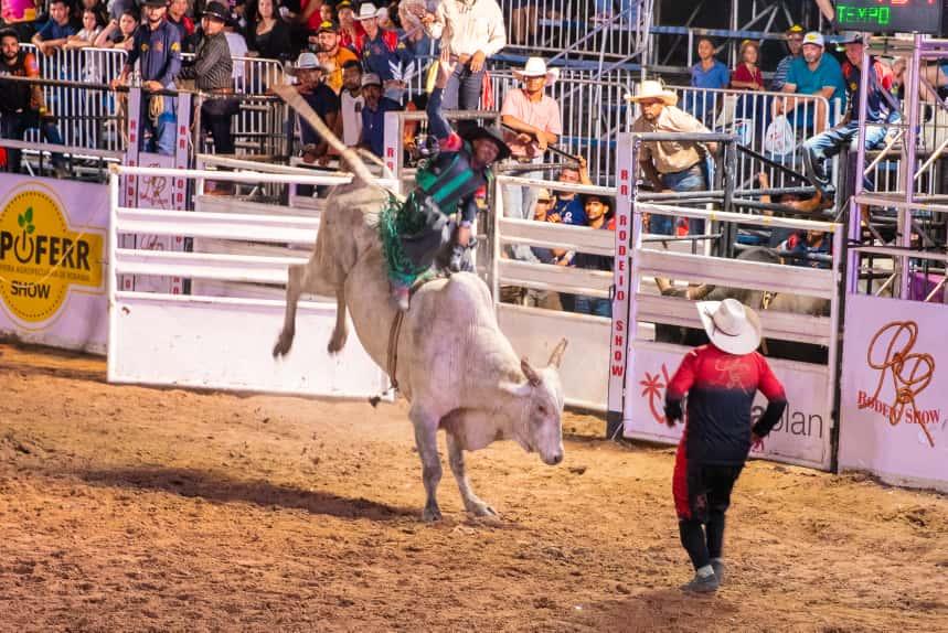 Rodeio começa com arquibancadas cheias e disputa de R$ 33 mil em prêmios