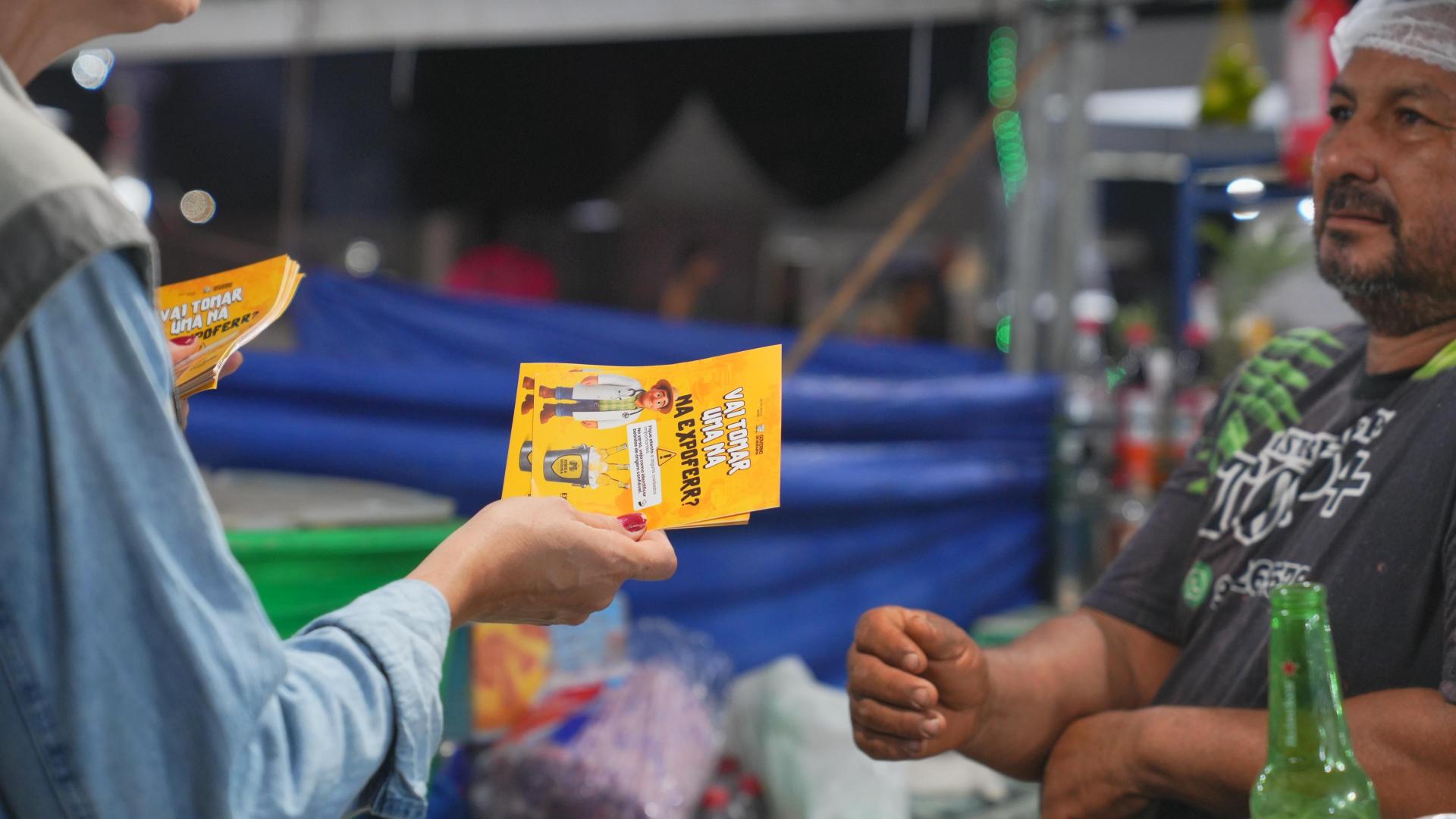Sesau faz ação de orientação e prevenção sobre metanol em bebidas alcoólicas