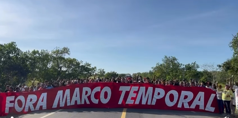 Indígenas de Roraima fecham rodovias em protesto nacional contra o Marco Temporal aprovado pelo Senado