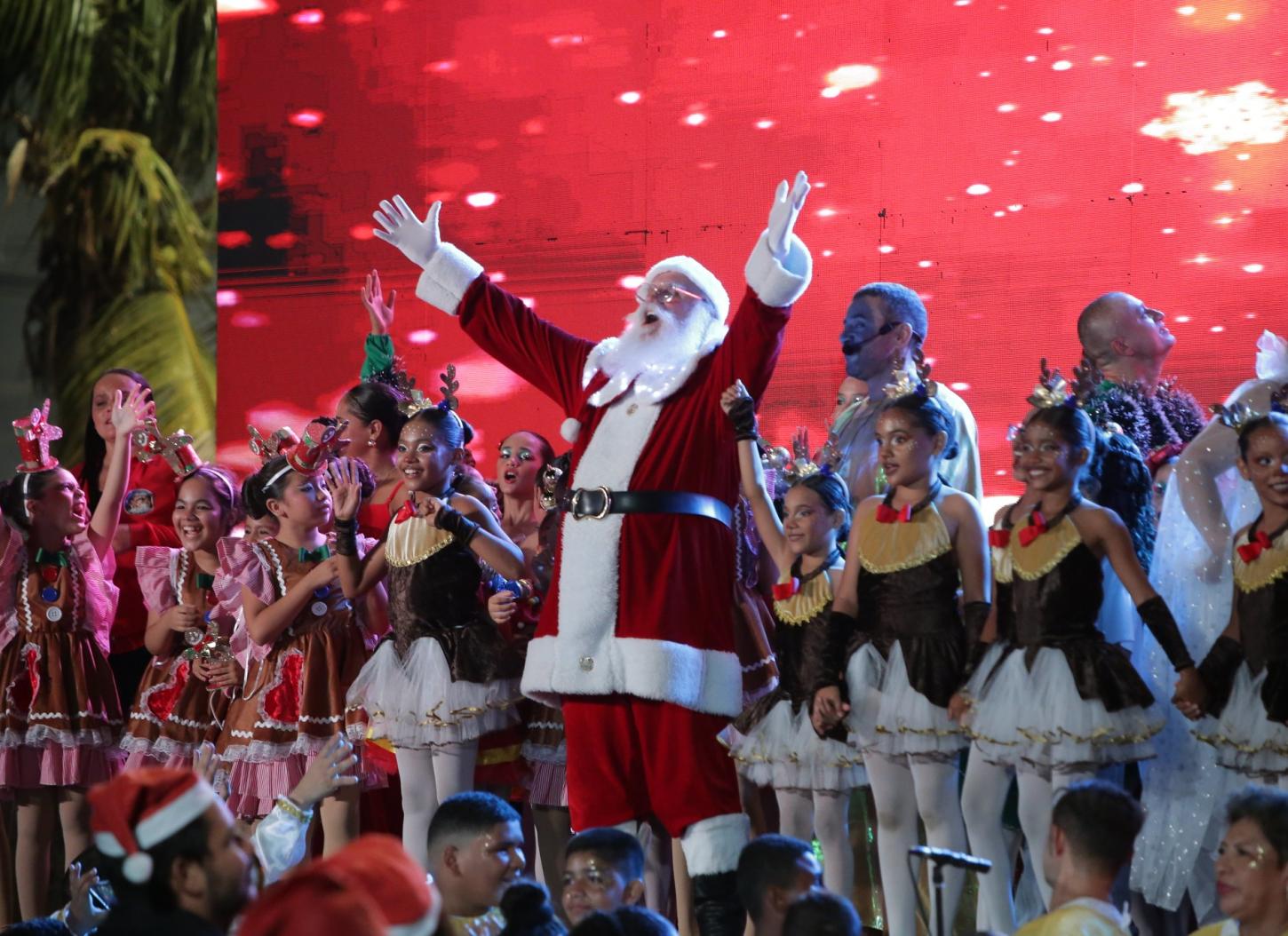 Papai Noel encanta crianças durante programação natalina da ALERR