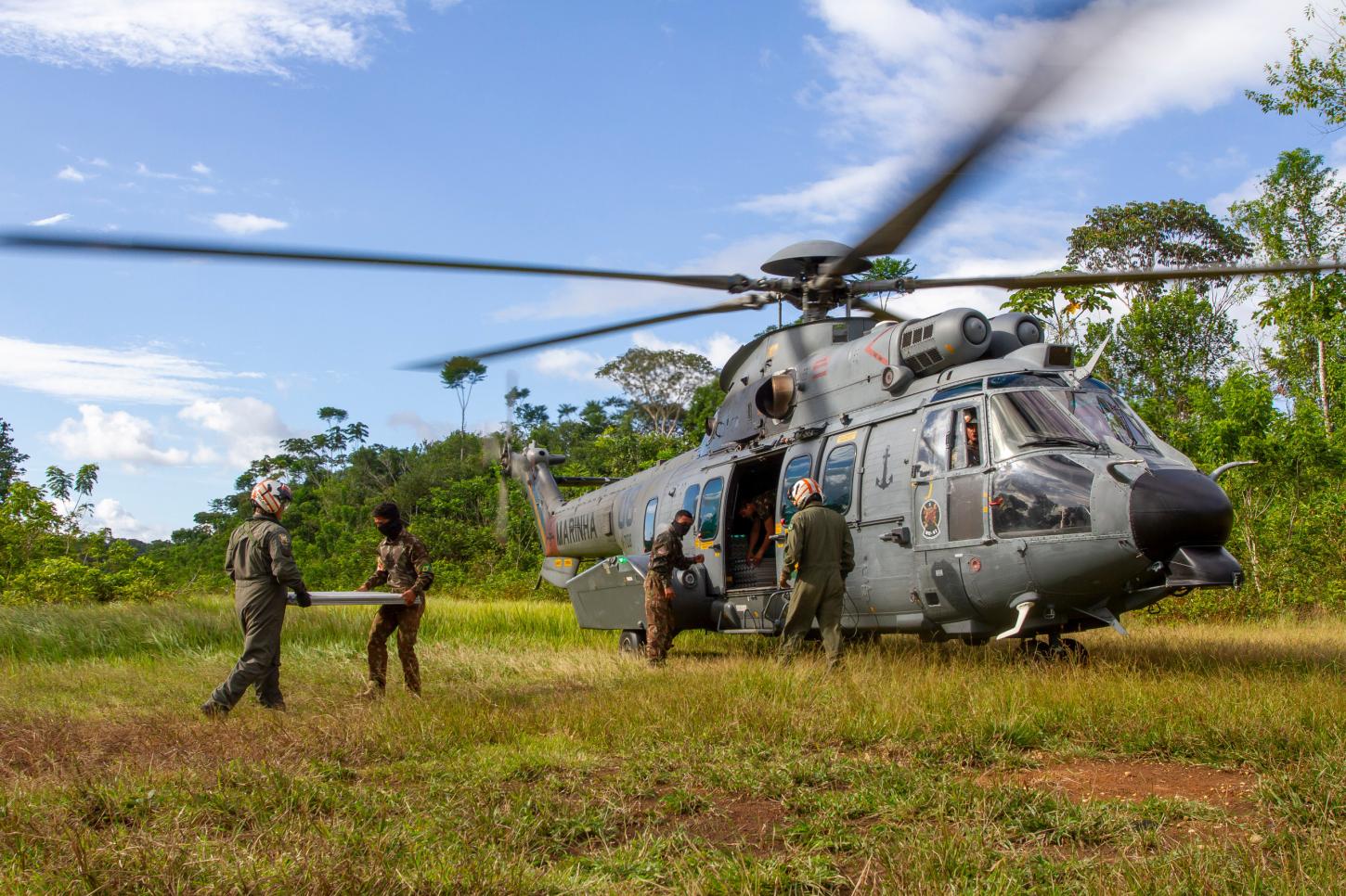 Conjunto Catrimani II transporta telhas para reforma de unidade de saúde na Terra Yanomami