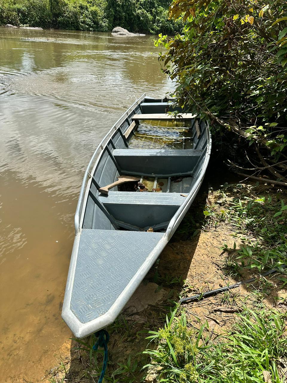 Embarcação furtada avaliada em R$ 7,3 mil é encontrada nas margens do rio Trairão
