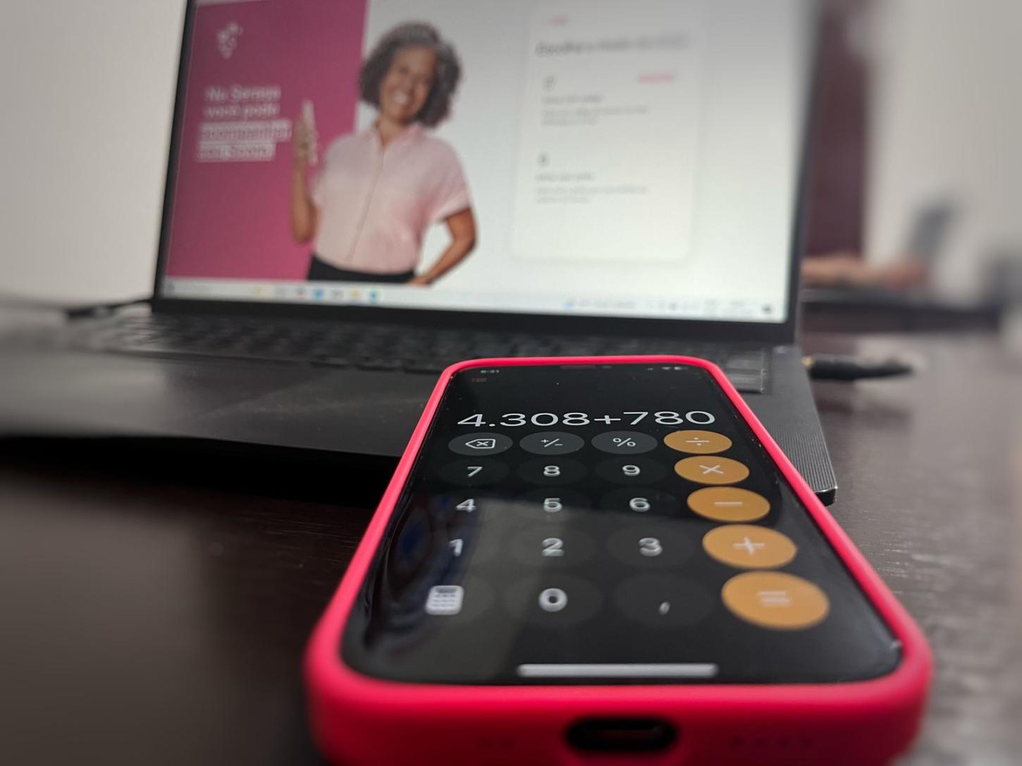 Endividamento leva universitários a reduzir gastos essenciais e trancar cursos