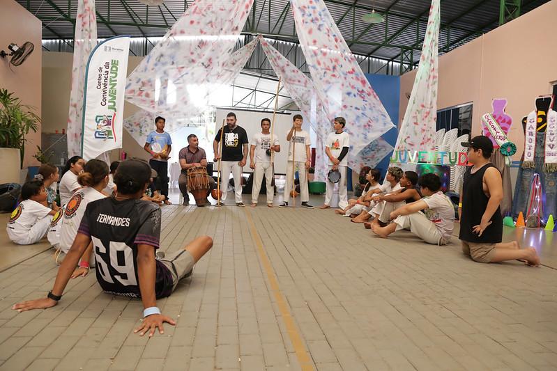 Gincana com diversas atividades integra alunos e não alunos durante o recesso escolar