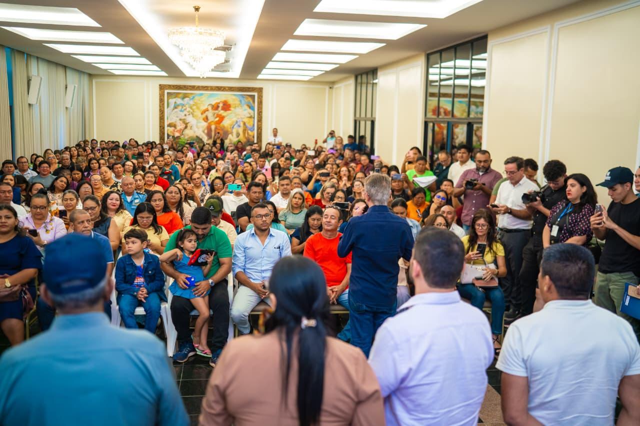 Governo assina decreto de estabilidade de 322 professores aprovados no estágio probatório