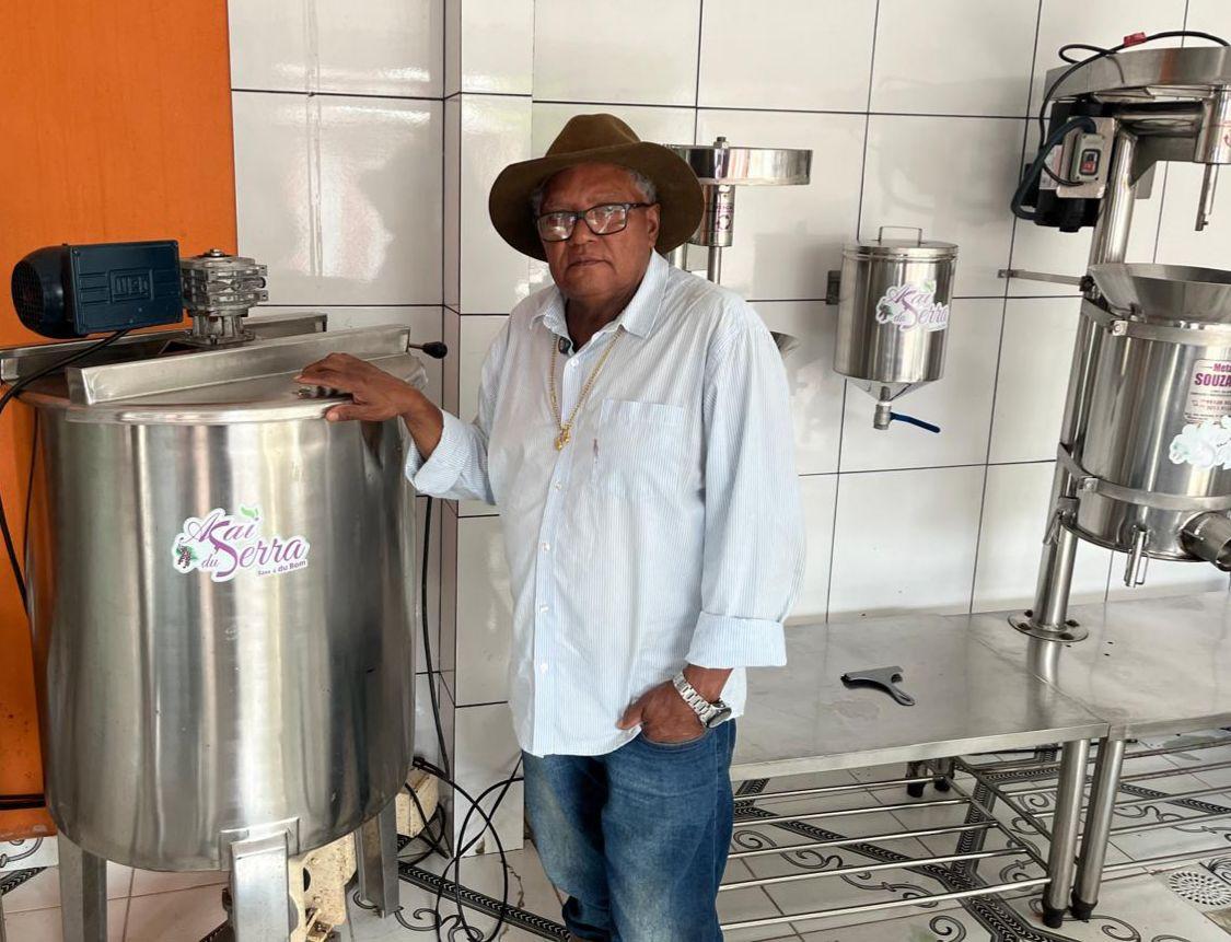 Paulo Serra em &aacute;rea de processamento do a&ccedil;a&iacute;, onde acompanha a produ&ccedil;&atilde;o que hoje abastece sua loja em Roraima.