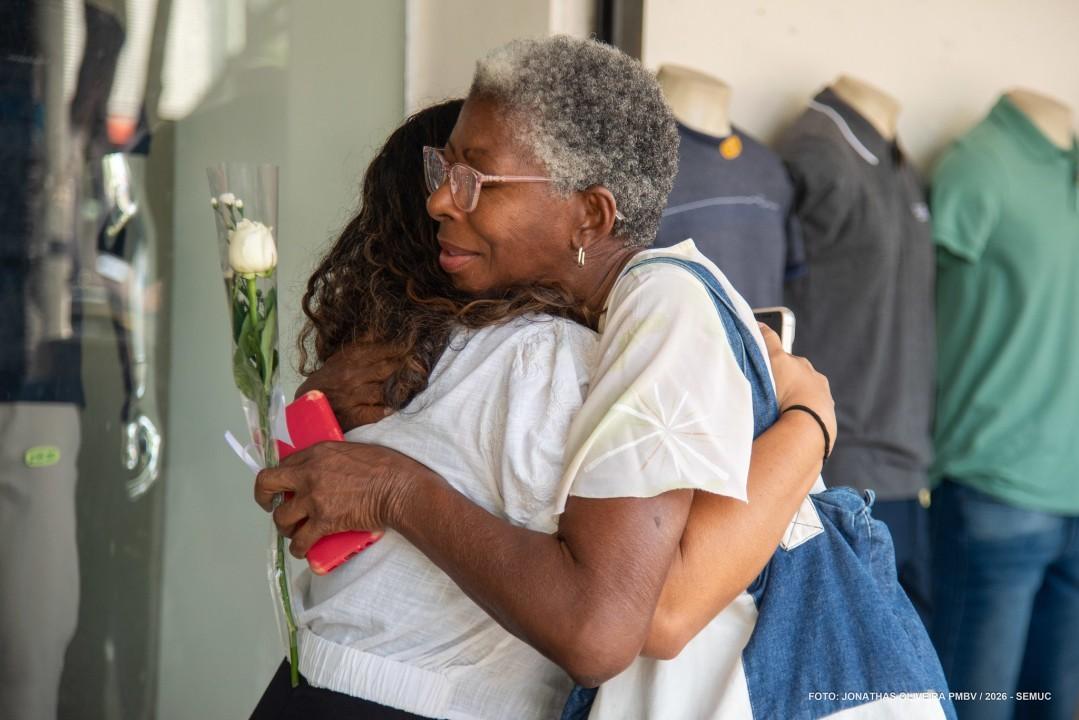Janeiro Branco: ação leva flores, abraços e mensagens de cuidado às ruas de Boa Vista