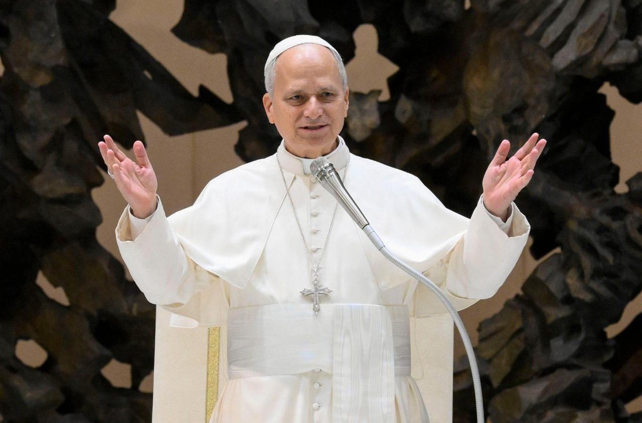 Papa alerta para efeitos da inteligência artificial na escuta e no pensamento humano