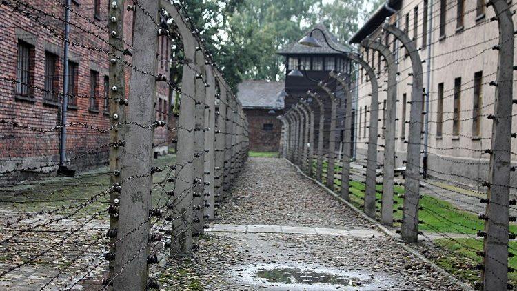 Papa recorda vítimas do Holocausto e pede mundo sem antissemitismo
