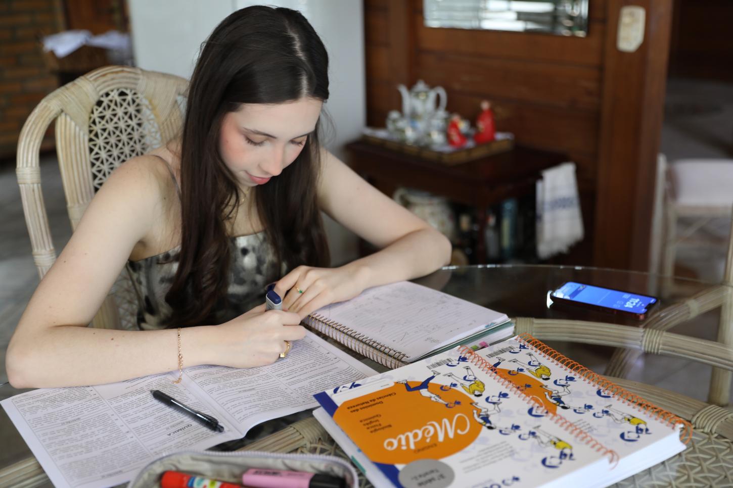 Proibição de celular na escola melhorou atenção e desempenho de alunos em Roraima