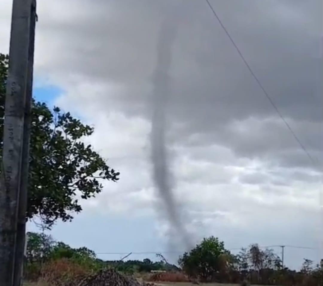 Redemoinho de terra assusta moradores da comunidade indígena do Canauanim, no Cantá; veja o vídeo