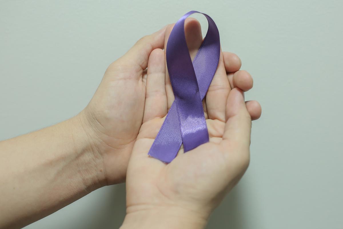 Campanha alerta para fibromialgia, Alzheimer e lúpus e reforça direitos garantidos por lei