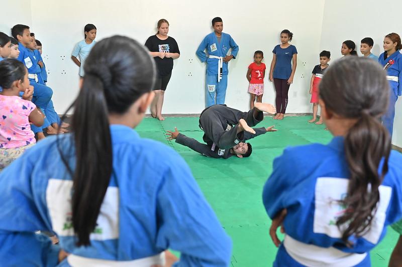 Campeão mundial de jiu-jitsu participa de encontro em polo do CCJuv