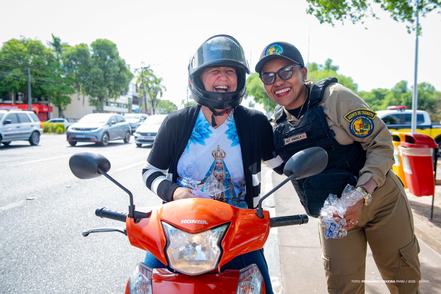Blitz no Centro Cívico leva homenagem às mulheres no trânsito