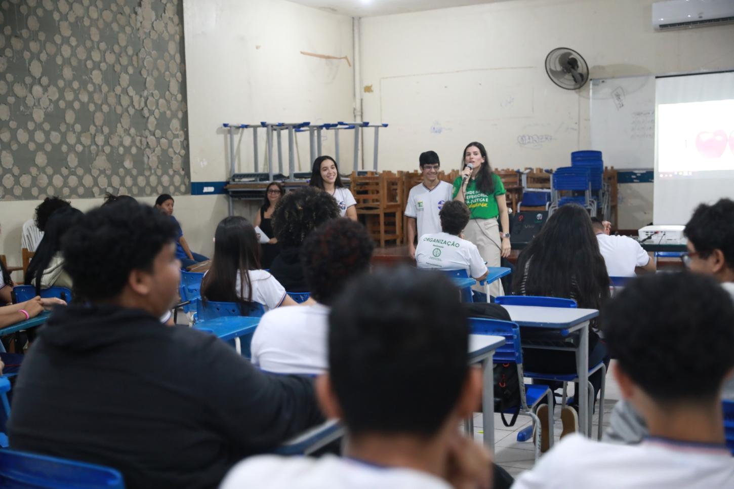 Defensoria leva debate sobre bullying a estudantes da rede estadual