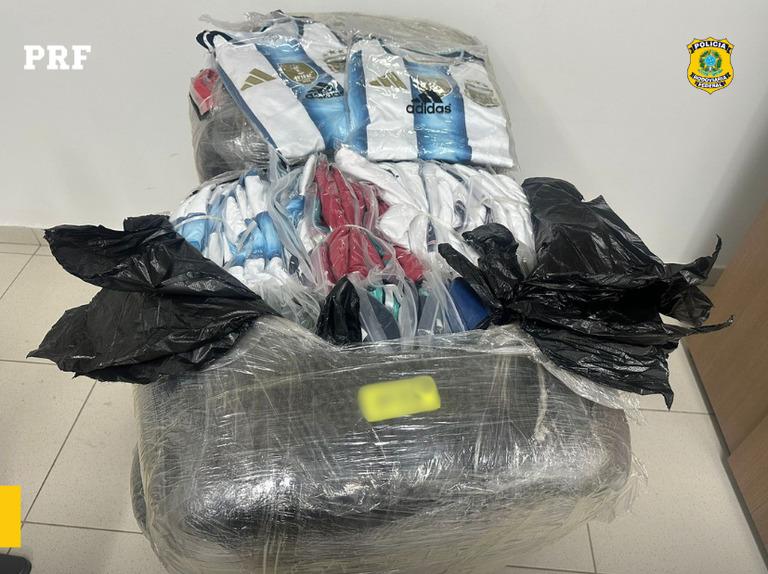 Fiscalização da PRF resulta em apreensão de mercadorias e veículo furtado