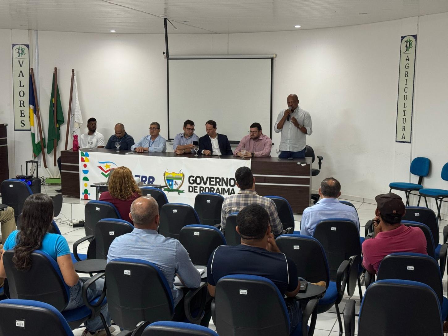 Iater destaca fortalecimento da bacia leiteira em encontro na UFRR