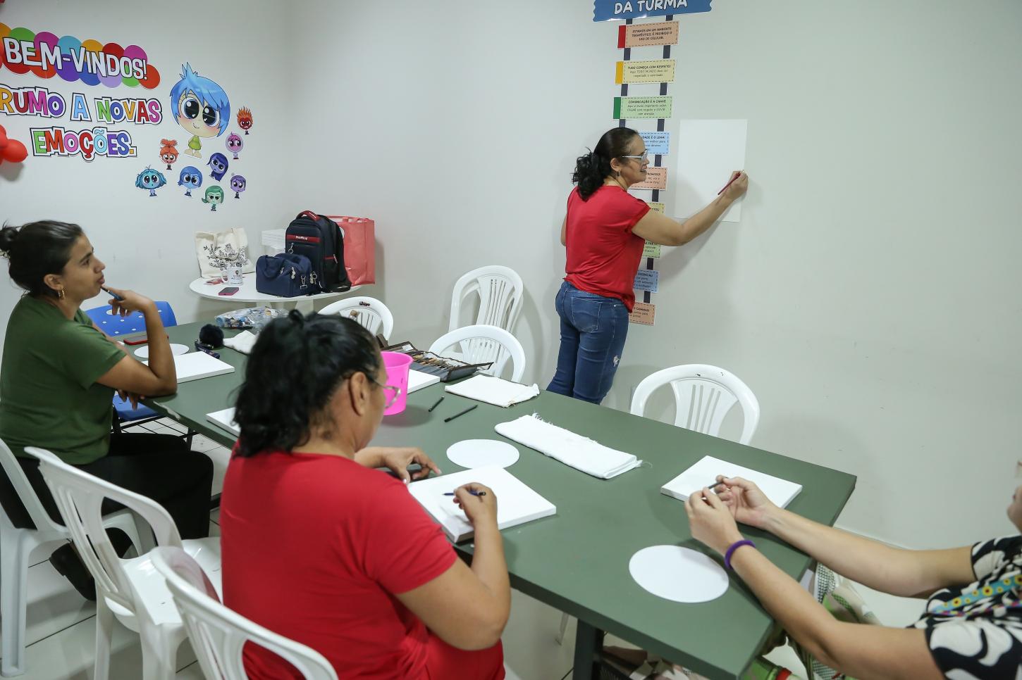 Oficina de pintura promove acolhimento e bem-estar para mães atendidas pelo Teamarr