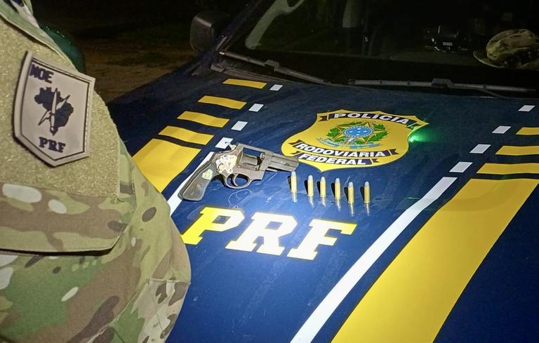 PRF apreende arma e recupera motocicletas furtadas em Boa Vista