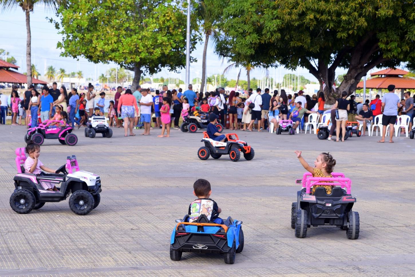 Primeira edição do Domingo no Parque reúne milhares de famílias no Parque Anauá