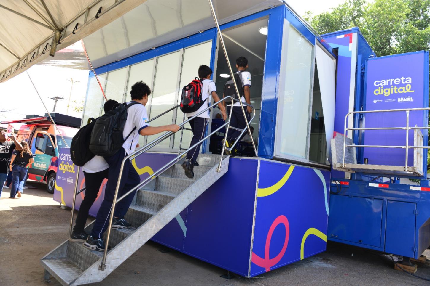 Roraima recebe projeto itinerante de inclusão digital para alunos da rede pública