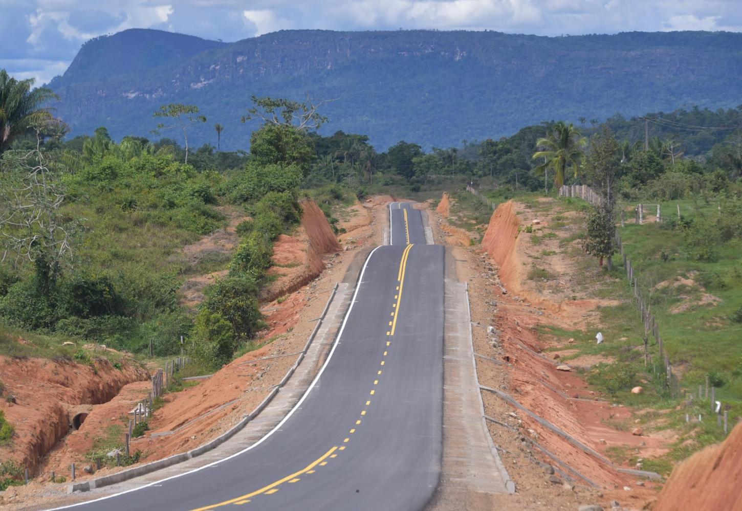 Vicinal estratégica em Amajari recebe asfaltamento