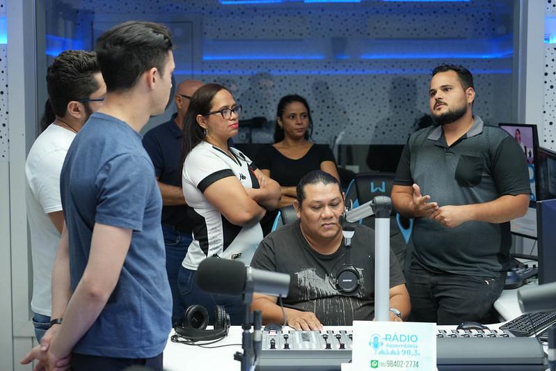 Alunos de curso de radialista da Escolegis vivenciam primeira aula prática em estúdio da Assembleia Legislativa de Roraima