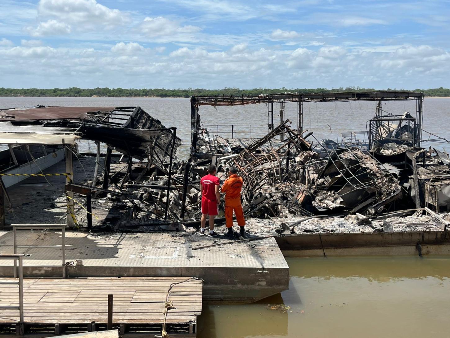 Incêndio destrói estrutura do flutuante Flutuaí, no bairro Caçari, em Boa Vista
