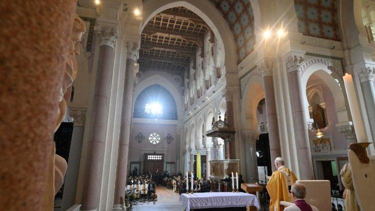 O Papa: perante a indigência e a opressão, os cristãos têm como código a caridade