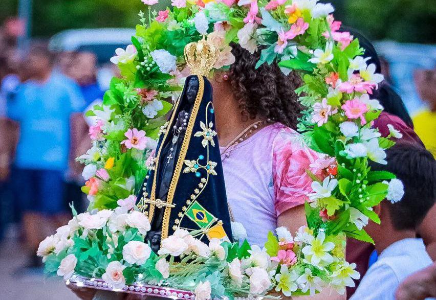 Santuário escolhe manto que vestirá imagem de Nossa Senhora Aparecida em 2026.