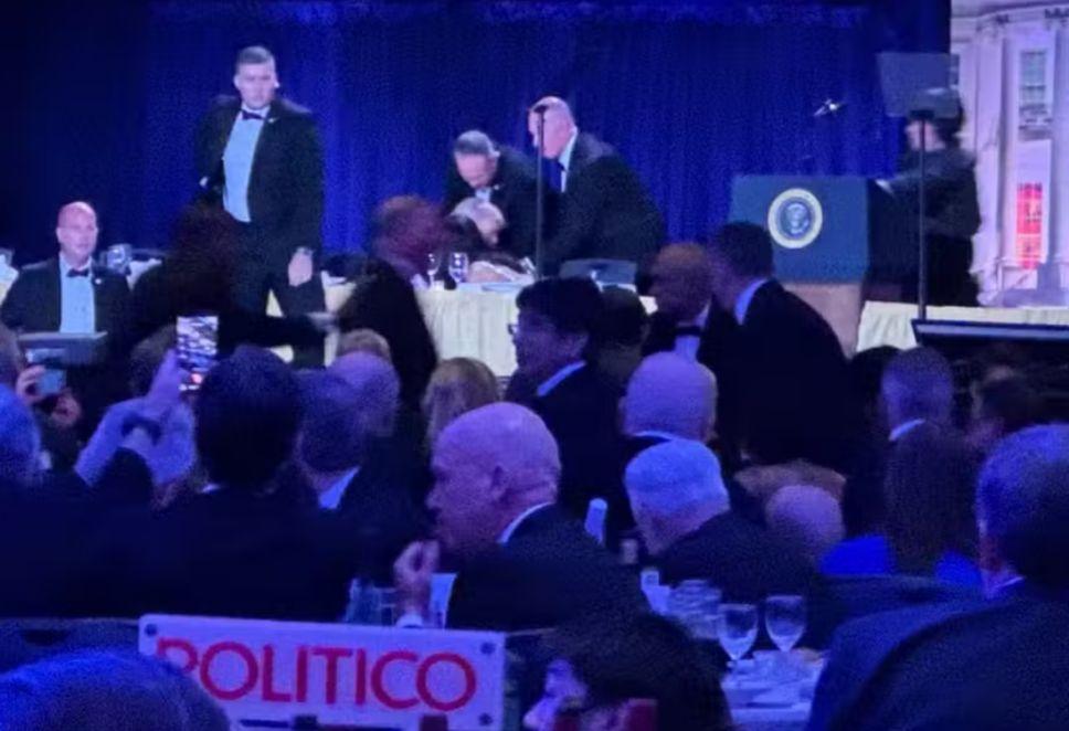 Trump é retirado às pressas de jantar na Casa Branca após ameaça de ataque