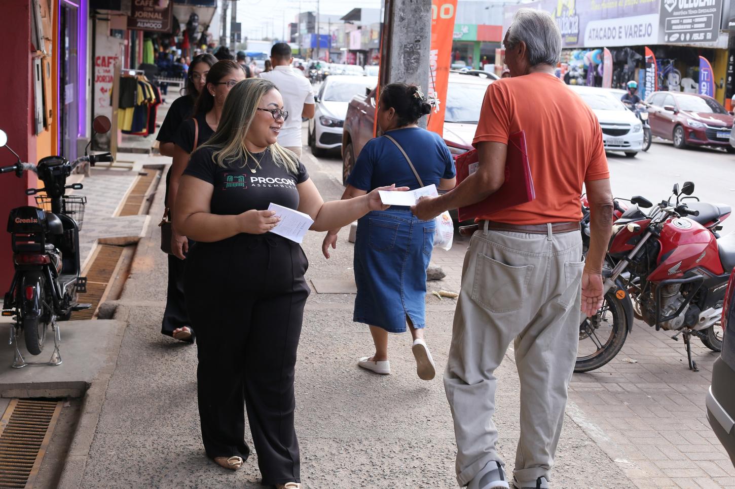 Em meio à corrida pelo presente, Procon ALERR orienta consumidores em Boa Vista