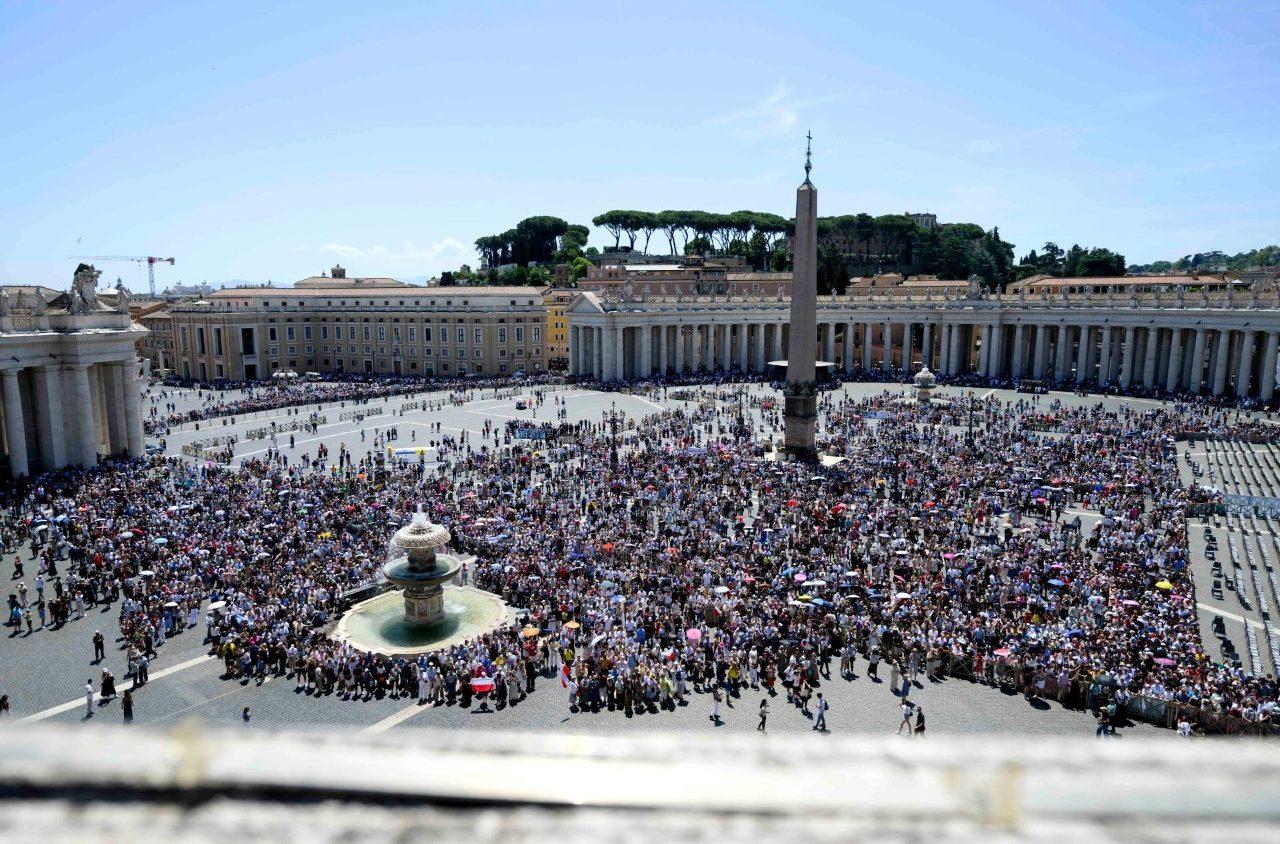 No Angelus, Papa afirma que o amor da Trindade transforma a vida humana