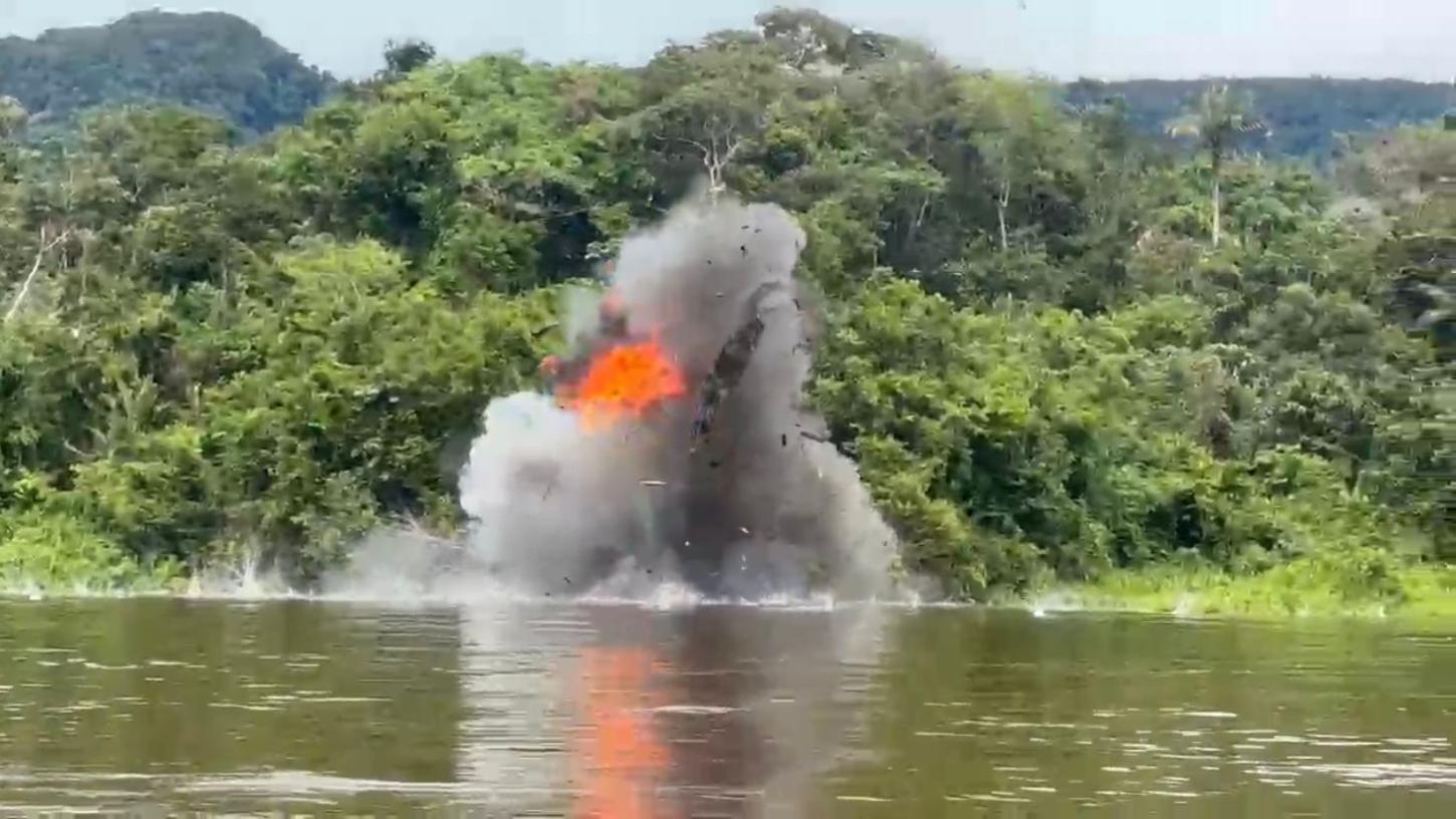 Operação Catrimani II destrói embarcação usada pelo garimpo ilegal no Alto Uraricoera