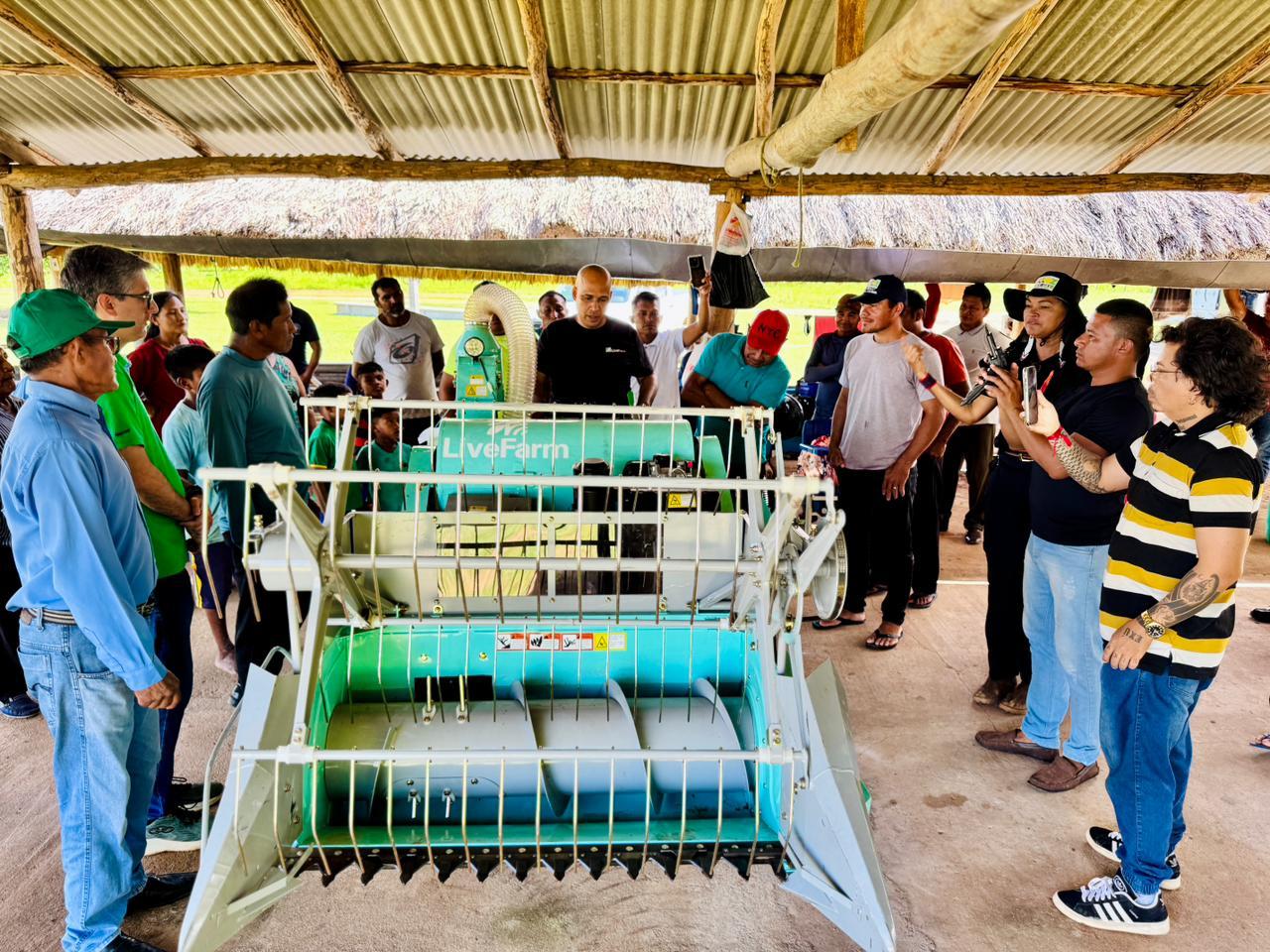 Comunidades indígenas recebem colheitadeiras para fortalecer produção de arroz em Roraima