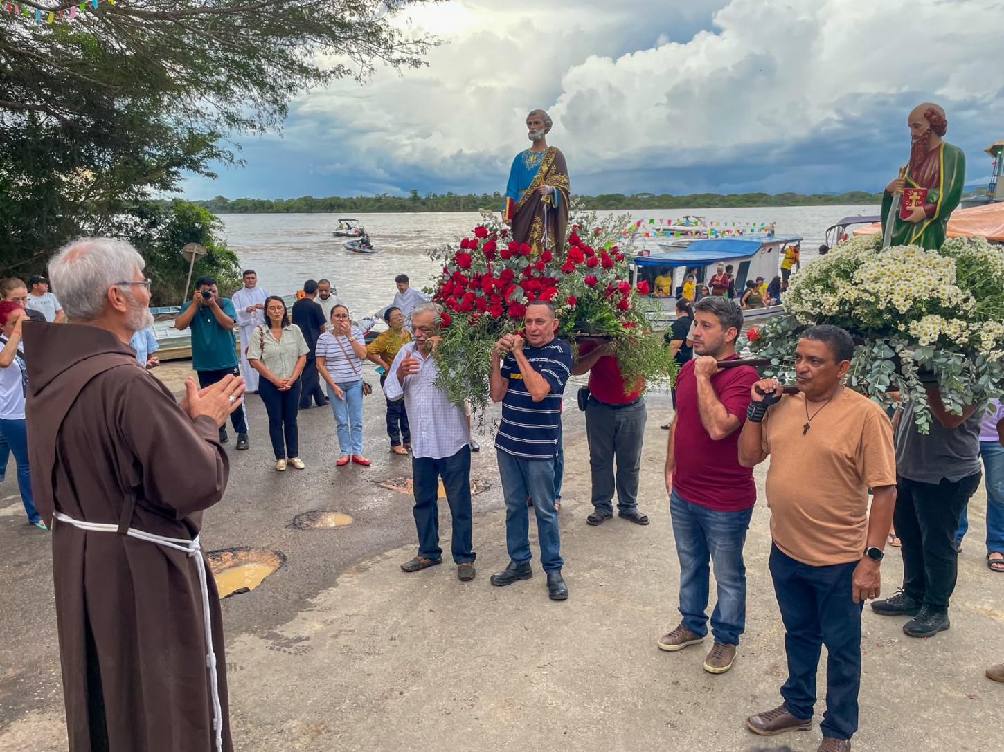 Fiéis participam da 69ª Procissão Fluvial de São Pedro no Rio Branco