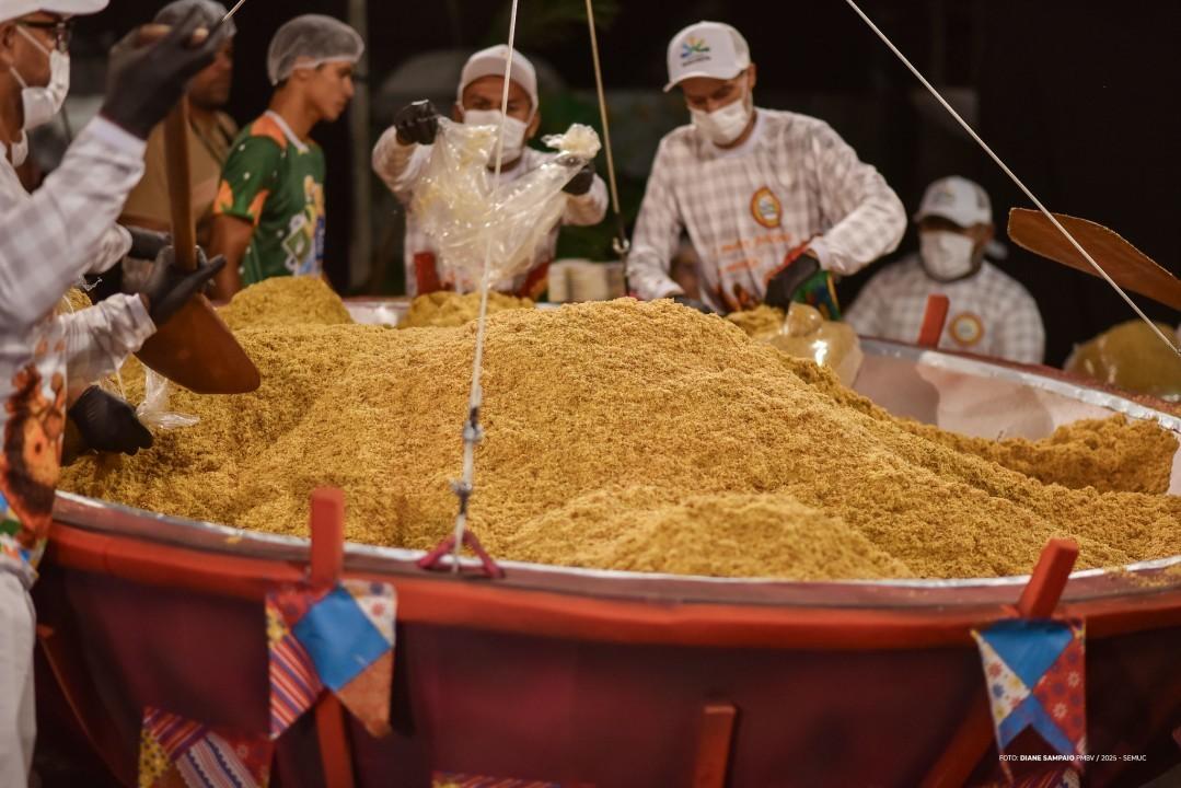 Hoje é a distribuição da Maior Paçoca do Mundo