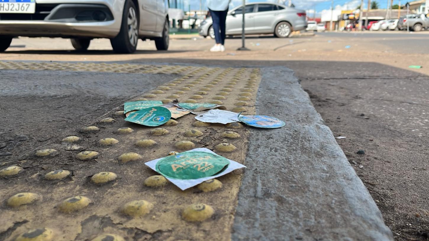 Santinhos espalhados em frente a locais de votação estão entre as irregularidades monitoradas pelas forças de segurança