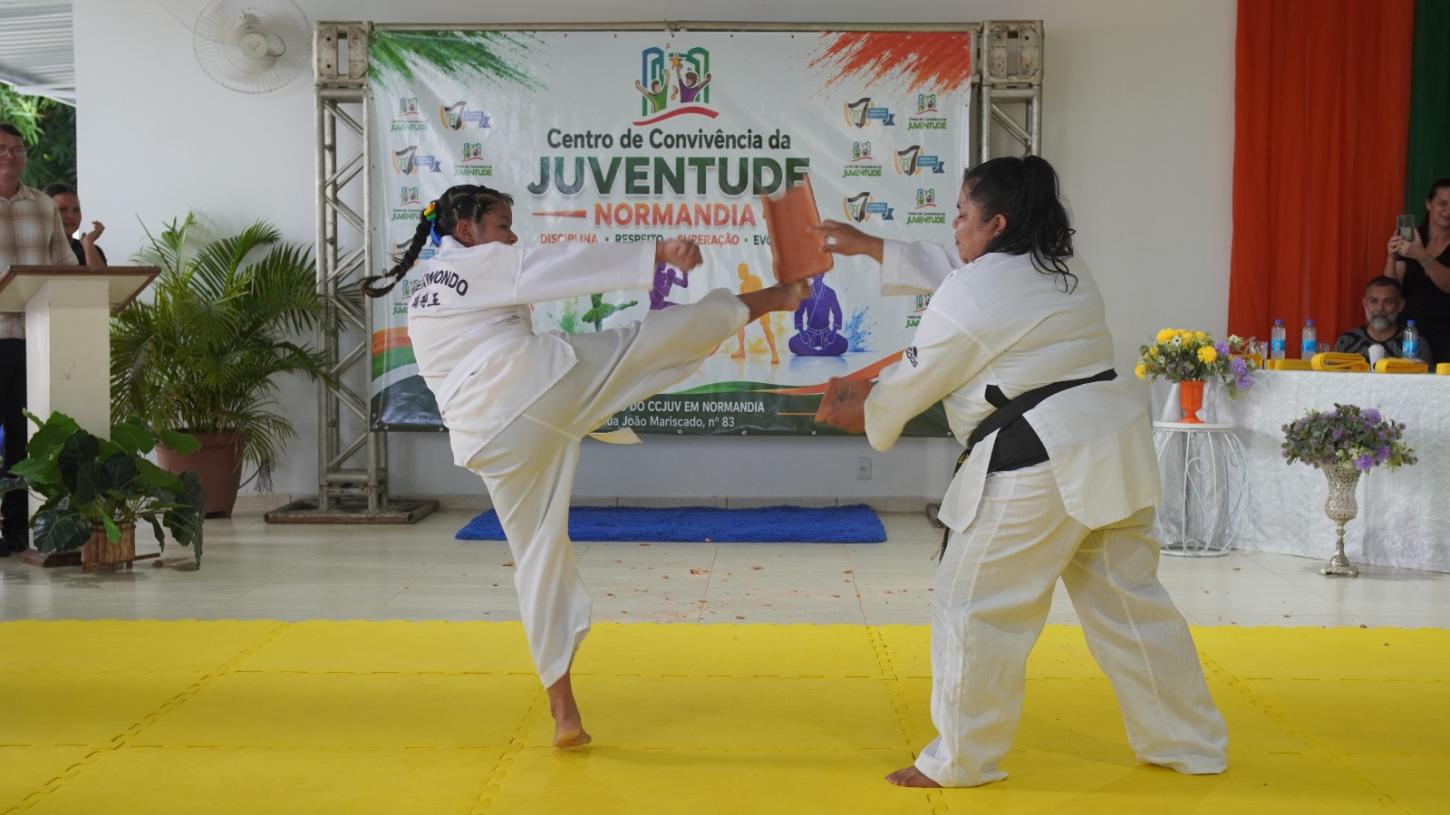 Troca de faixas reúne atletas e famílias no CCJuv de Normandia