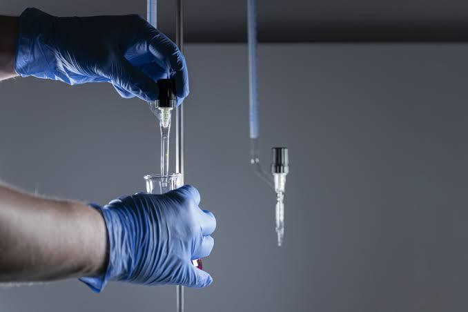 Anvisa faz alerta contra o uso de soroterapia e 