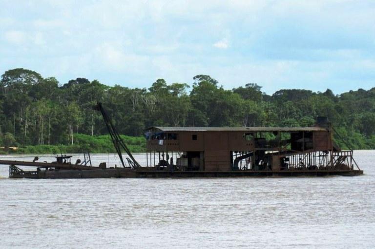 MPF cobra mudanças na fiscalização de balsas e dragas usadas no garimpo ilegal na Amazônia