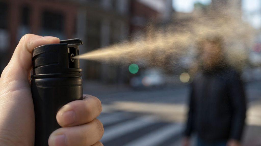 Spray de pimenta para mulheres é liberado: saiba como adquirir e utilizar o equipamento com segurança