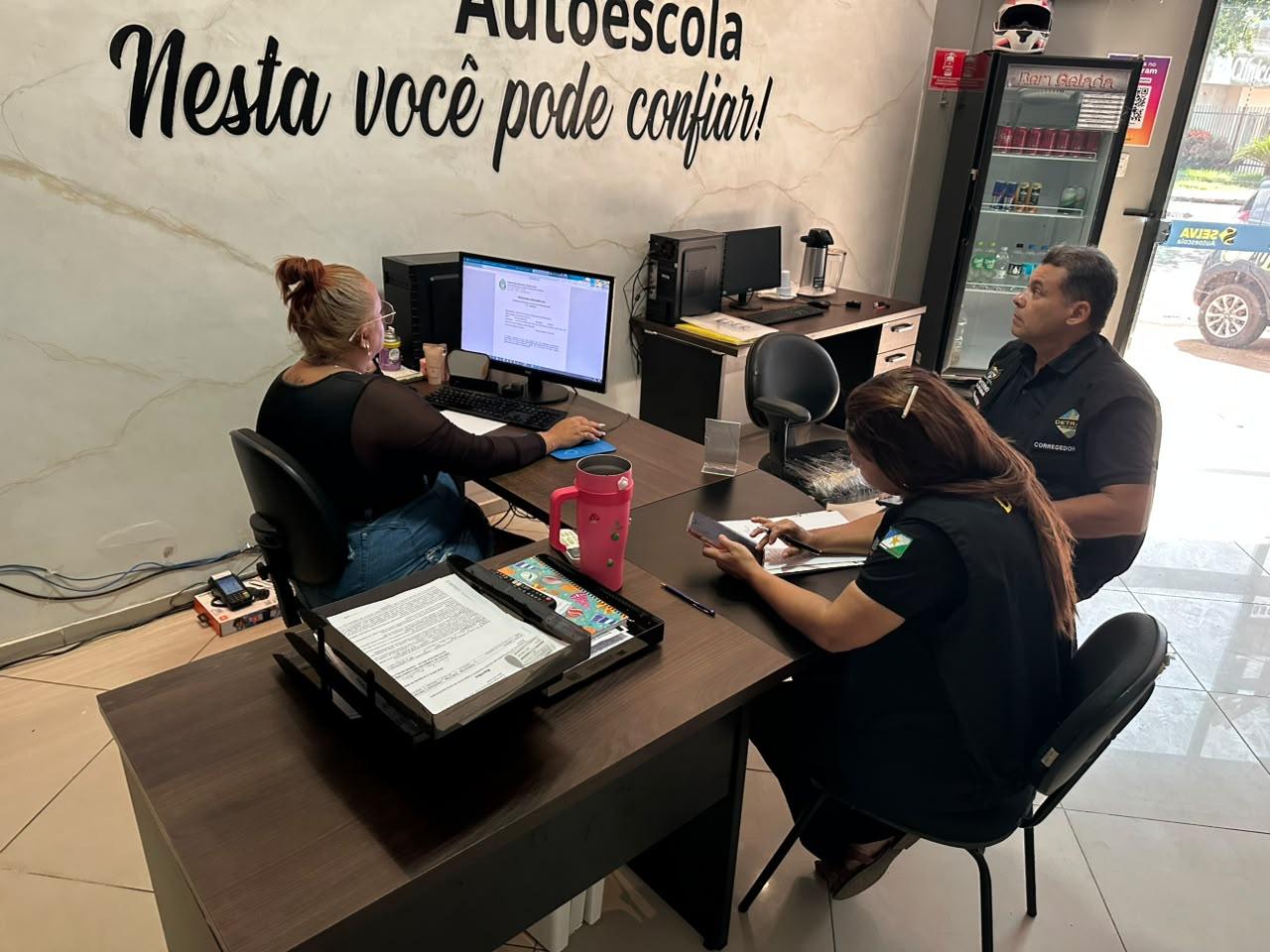 Detran-RR visita e orienta autoescolas sobre normas de funcionamento durante o mês de agosto