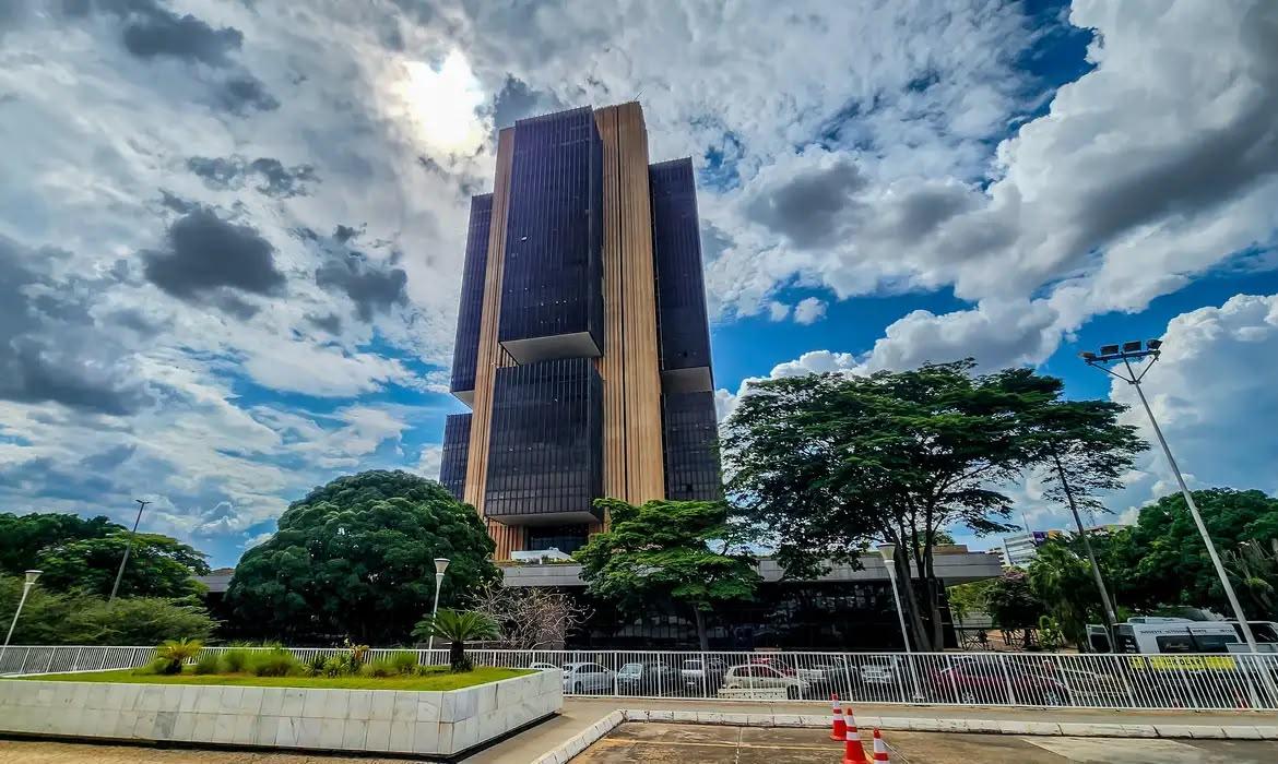 Economia brasileira recua 0,6% em junho, aponta Banco Central