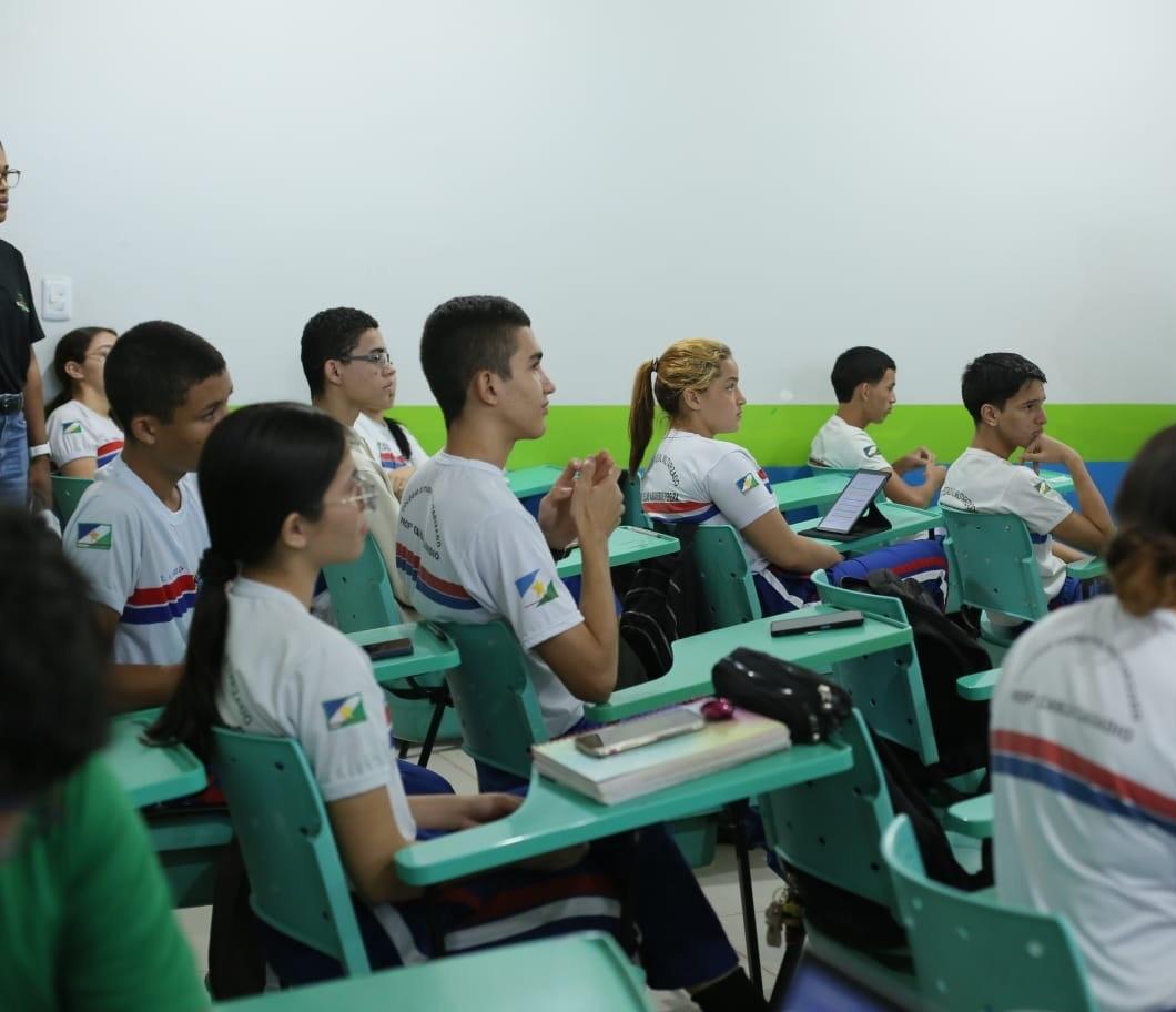 Estudantes com boas notas podem concorrer a bolsas gratuitas de preparação para vestibular
