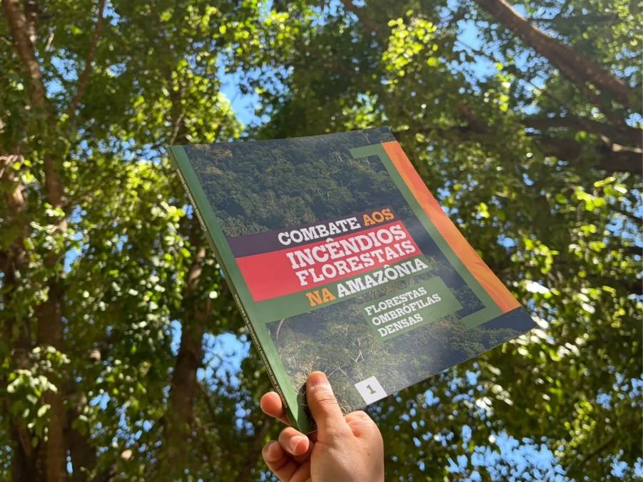 Uma publicação inédita reúne orientações específicas para o combate aos incêndios florestais na Amazônia.