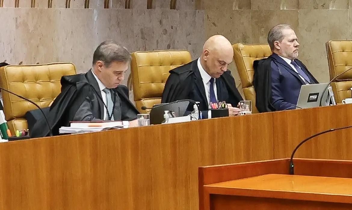 Pedido de vista de Dino suspende decisão do STF sobre casos de Moraes e Mendonça