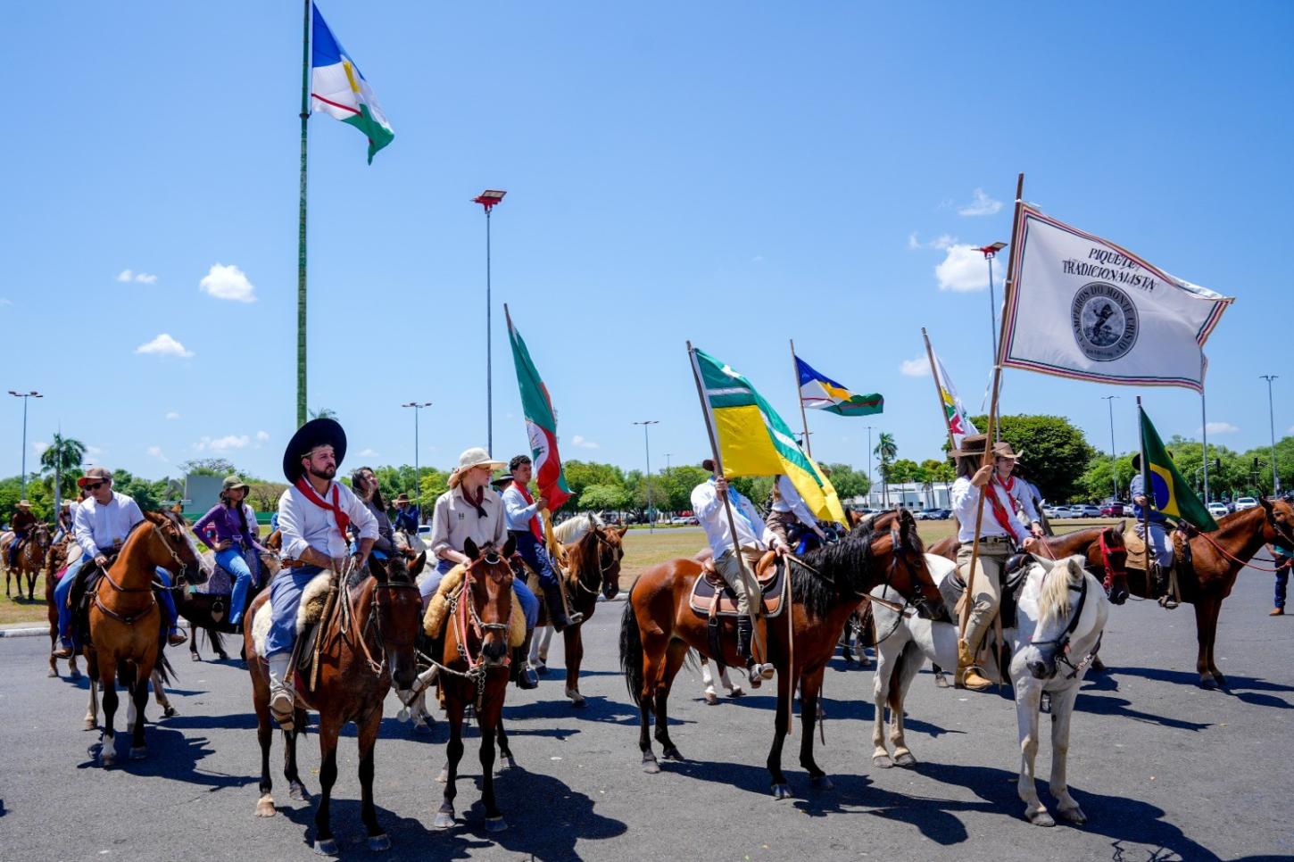 Tradição gaúcha ganha as ruas de Roraima em cavalgada que encerra Semana Farroupilha