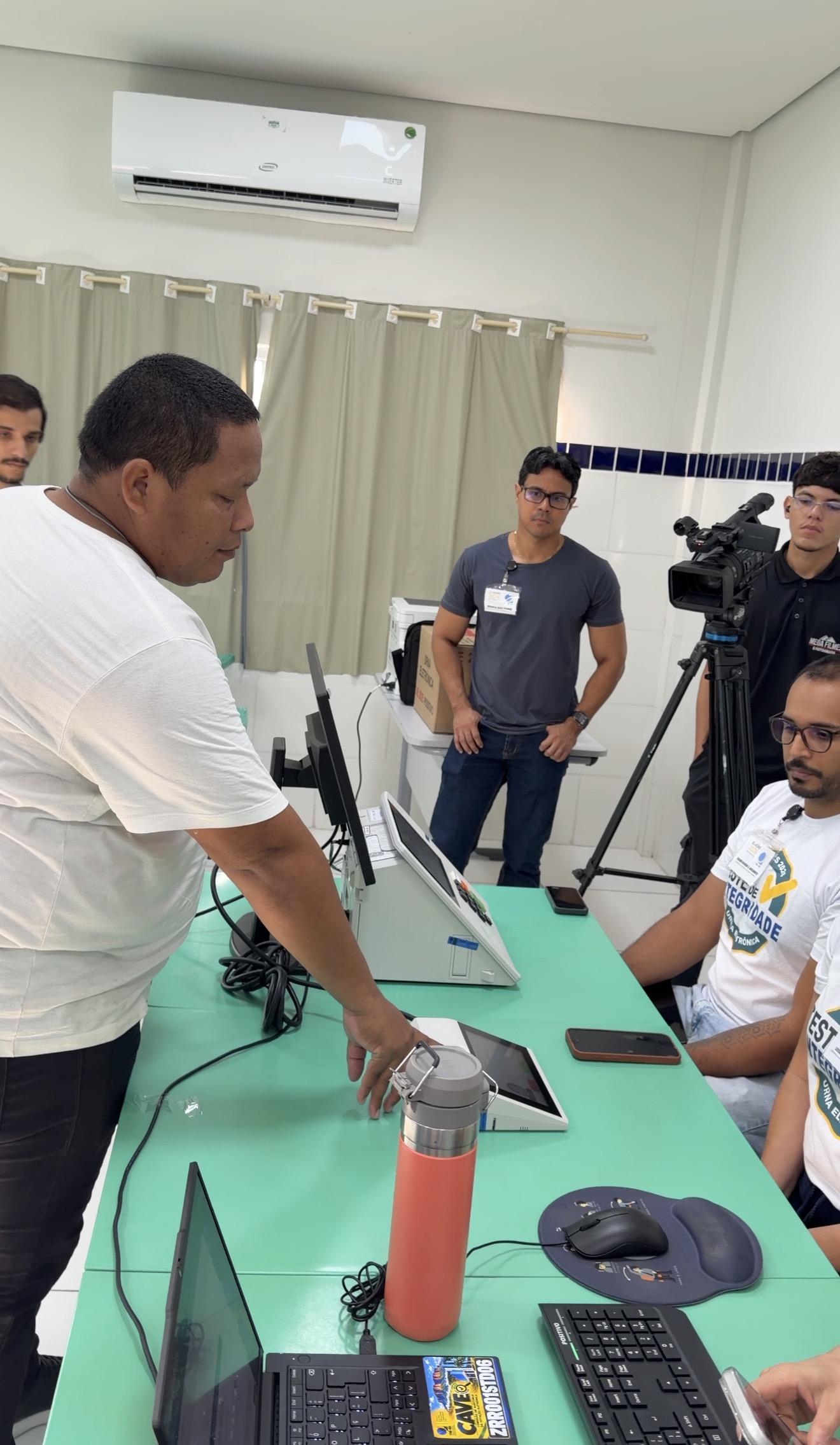 Após votar, eleitores podem participar de auditoria de urnas com biometria